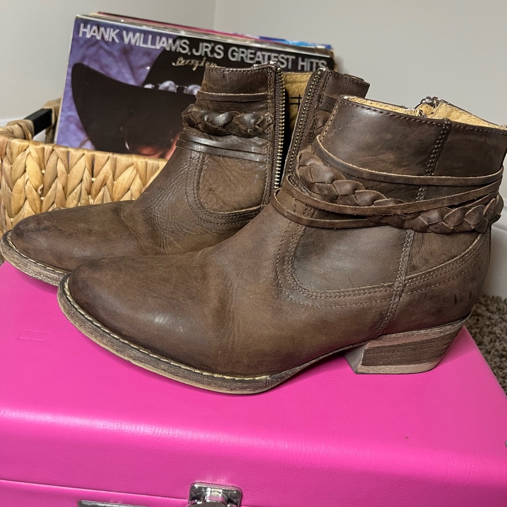 Corral Circle G leather zip ankle boots